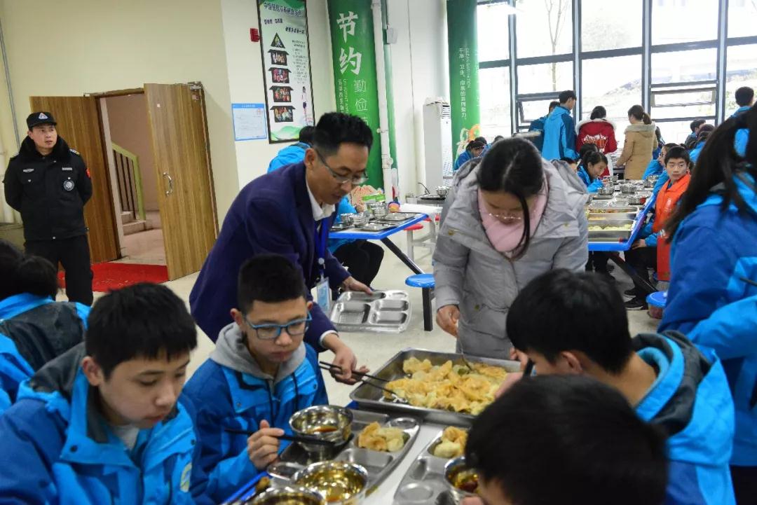 我校教师与学生制作美食