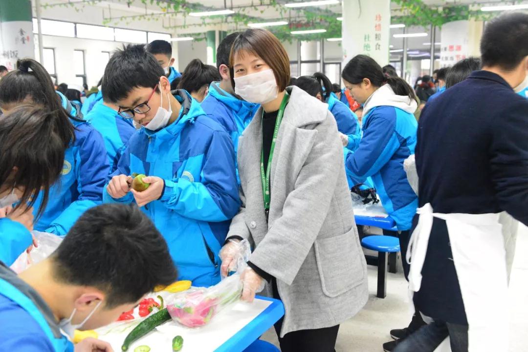 我校教师与学生制作美食