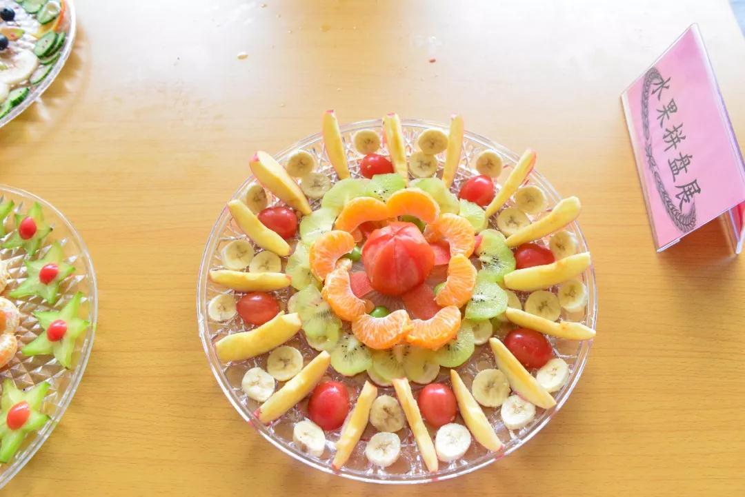 学生制作水果拼盘