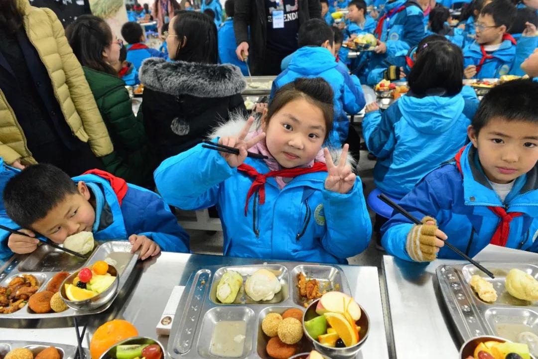 学生品尝美食