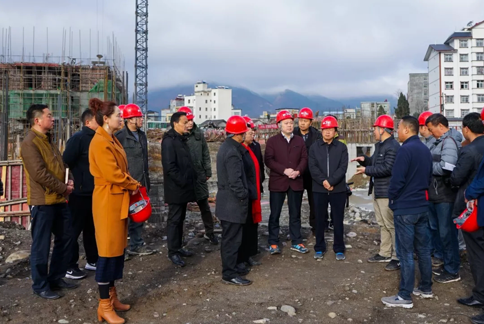 县委副书记、县长郭均一行亲临攀西凉铭实验外国语学校施工现场视察指导工作