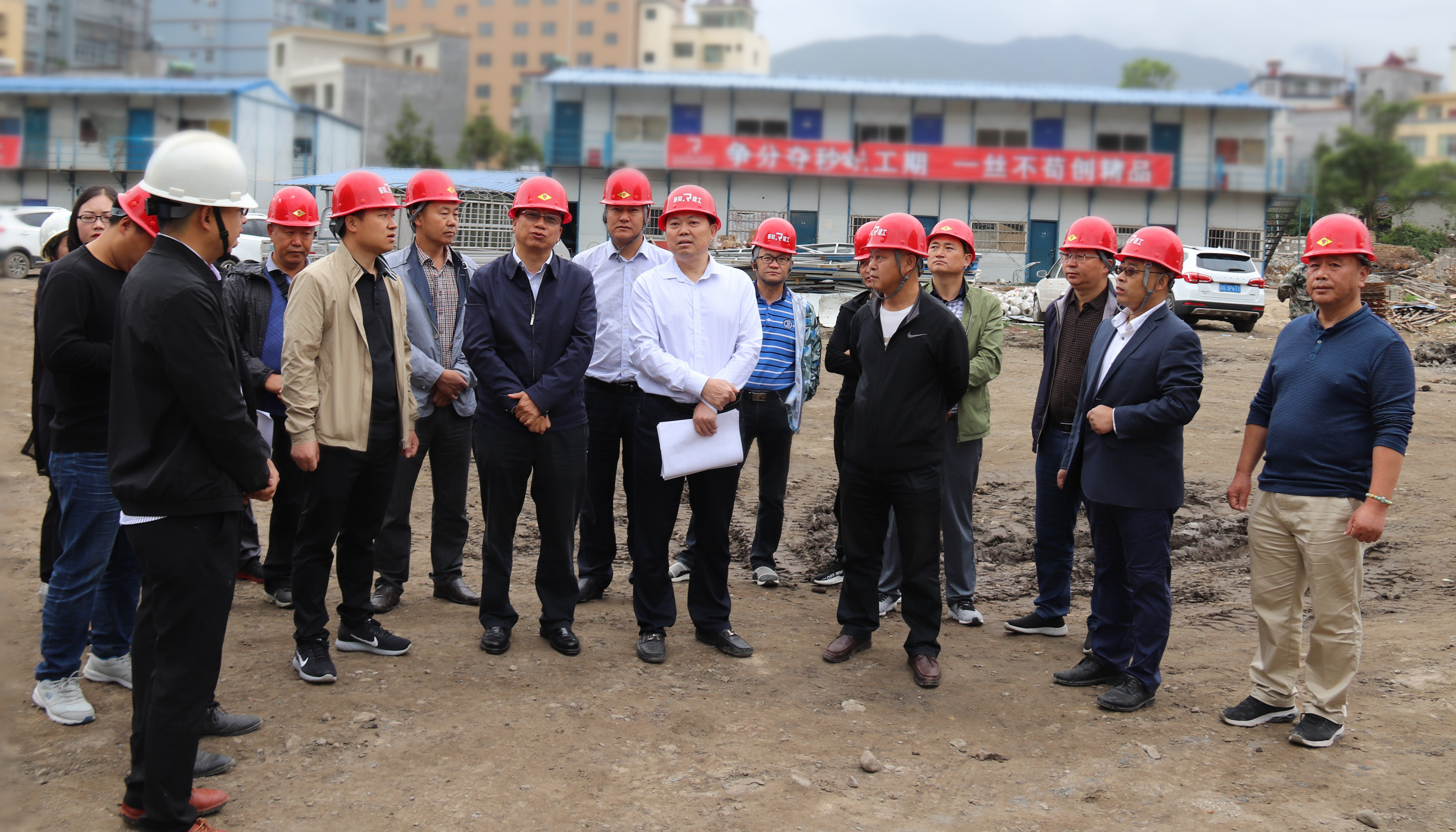 县委副书记、县长郭均一行到攀西凉铭实验外国语学校施工现场视察指导工作