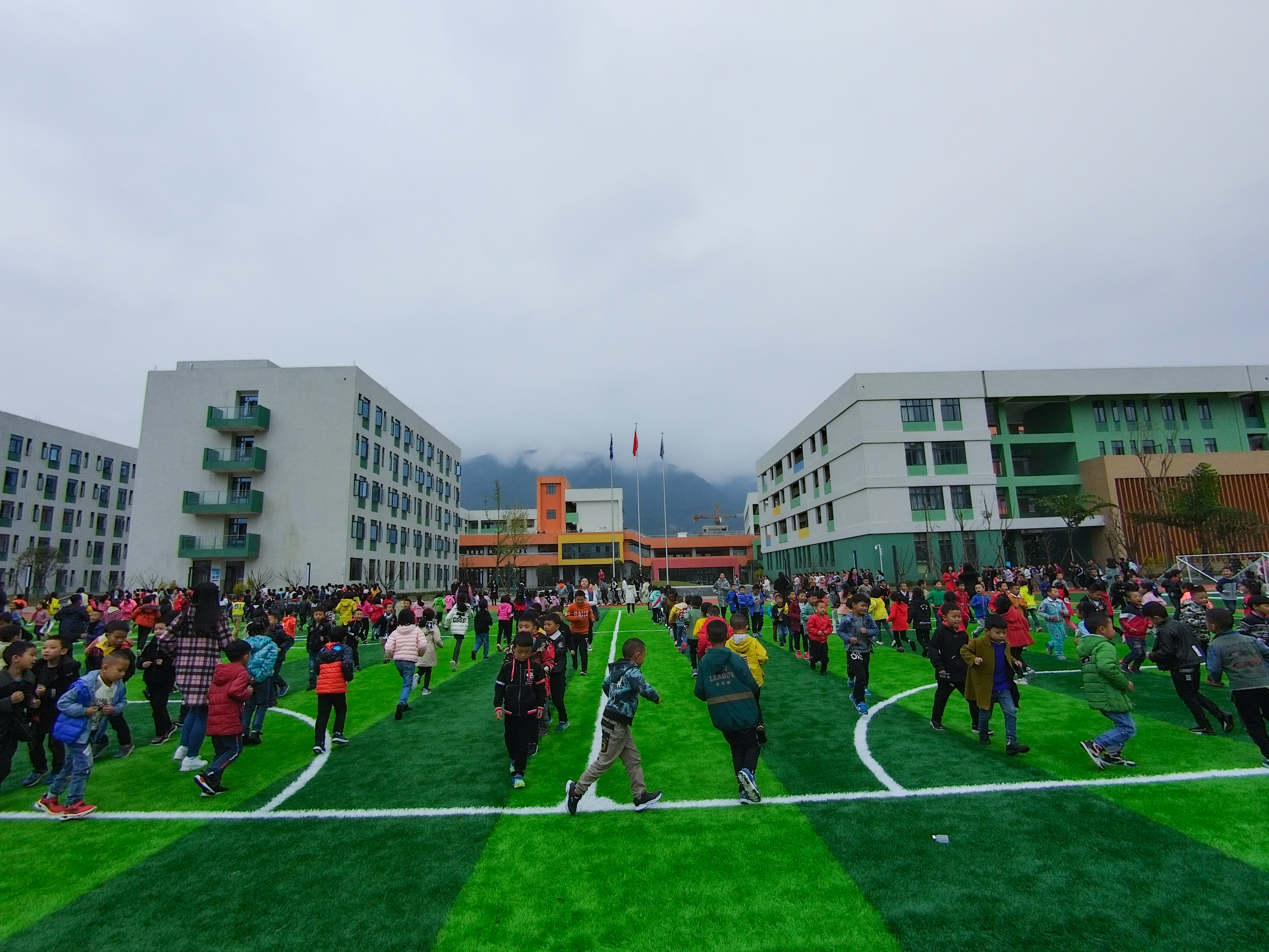 军训汇演展风采 飒爽英姿致青春