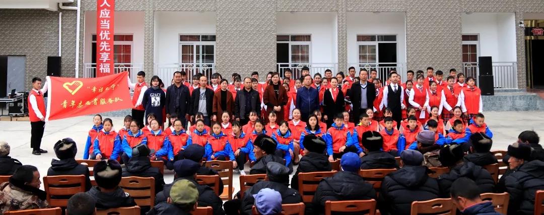 春日情暖敬老院 志愿服务学雷锋