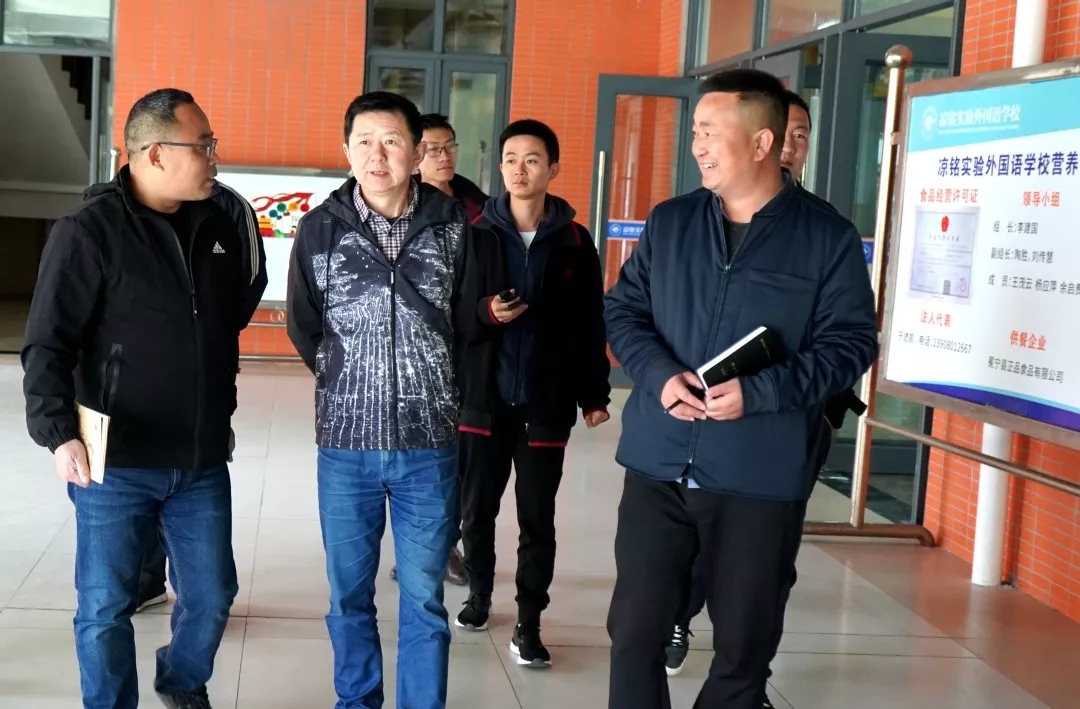 凉山州日报社副总编辑何万敏及县委宣传部相关同志莅临我校参观采访